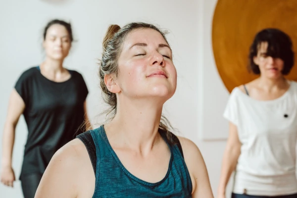 Teilnehmerinnen schließen genüsslich die Augen nach der Schüttelmeditation beim Yogacoaching Workshop in Potsdam bei Marie Rohde.
