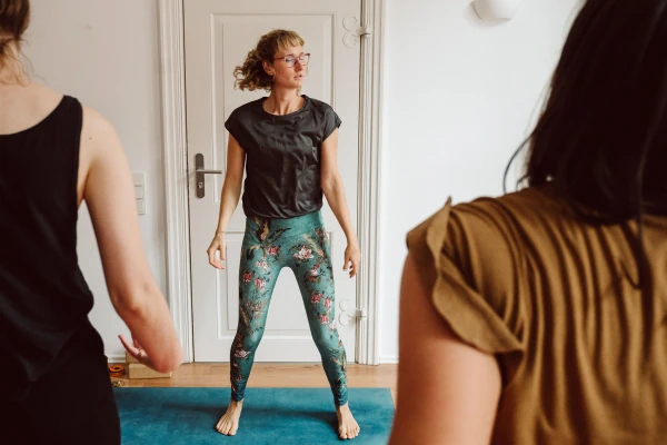 Zwischen den Yogaübungen leitet Marie Rohde von vispharana yoga Potsdam eine Schüttelmeditation während des Workshops zur Selbstliebe an.