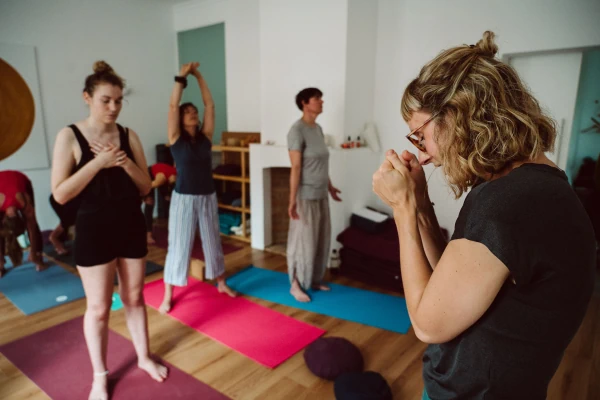 Teilnehmerinnen finden mutig eine für sich passende Körperhaltung im Yogacoaching Workshop Selbstwert und Selbstliebe bei Marie Rohde in Potsdam.