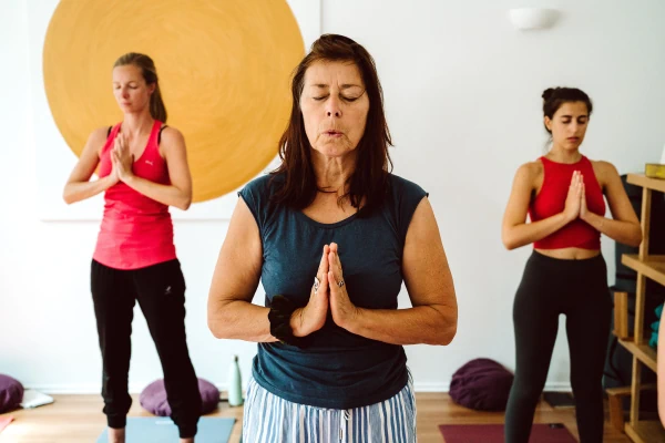 Teilnehmerinnen praktizieren die Yogaübung Tadasana während des Yogacoaching Workshops Selbstliebe und Selbstwert in Potsdam.