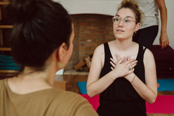 Teilnehmerinnen die sich in einer Zweierübung während des Yogacoaching Workshops Selbstwert und Selbstliebe bei Marie Rohde in Potsdam austauschen.