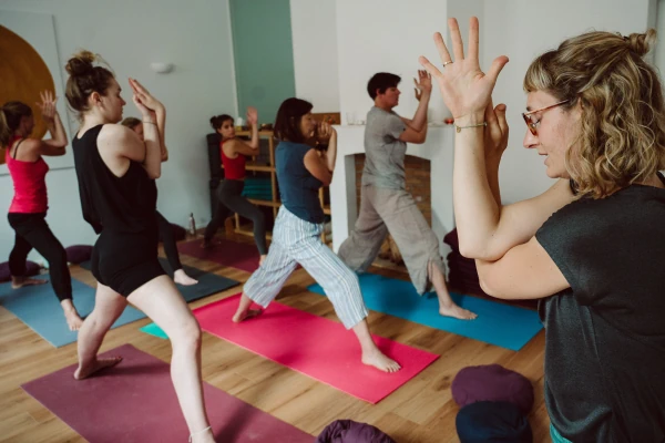 Marie Rohde von vispharana yoga beim Unterrichten der Adlerarme im Krieger 2 während des Yogacoaching Workshops Selbstliebe in Potsdam.