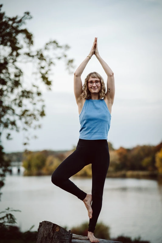 Marie Rohde von vispharana yoga praktiziert die Yogaübung "Der Baum", die ihr Resilienz und Selbstvertrauen verleiht.