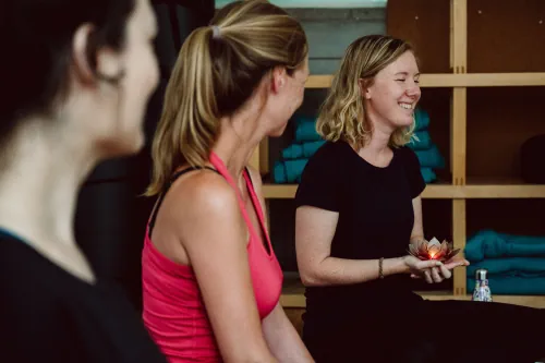 Zufrieden lächelnde Teilnehmerinnen des Yogacoaching Workshops in Potsdam zum Thema Selbstliebe bei Marie Rohde.