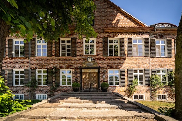 Außenansicht des Gutshaus Ludorf, in dem Marie Rohde von vispharana yoga Yoga Retreats anbietet