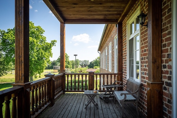 Ansicht der Zimmer mit Balkon des Gutshaus Ludorf, in dem Marie Rohde von vispharana yoga Yoga Retreats anbietet