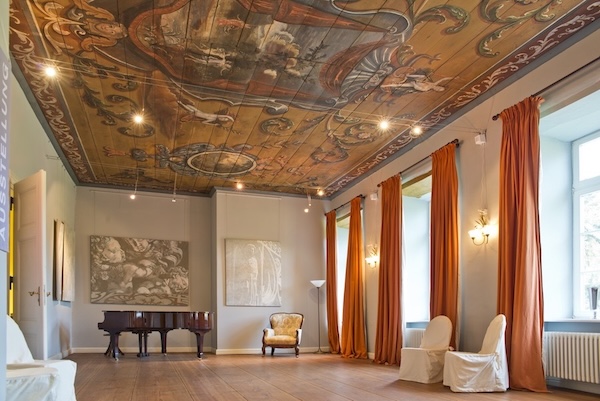 Barocksaal für Yogaklassen im Gutshaus Ludorf, in dem Marie Rohde von vispharana yoga Yoga Retreats anbietet