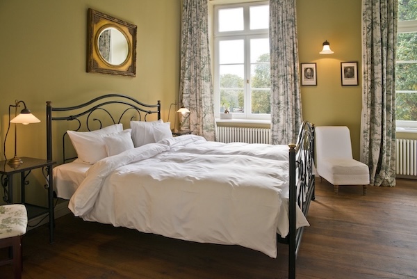 Doppelzimmer im Gutshaus Ludorf, in dem Marie Rohde von vispharana yoga Yoga Retreats anbietet