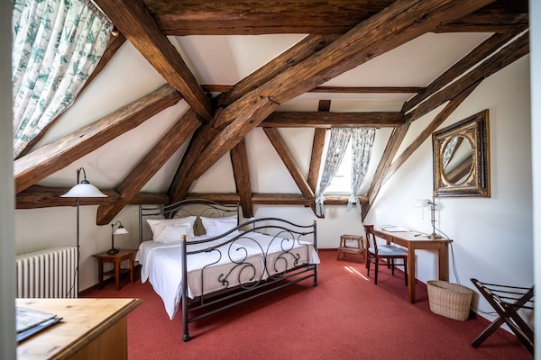 Ein Doppelzimmer im Dachgeschoss des Gutshaus Ludorf, in dem Marie Rohde von vispharana yoga Yoga Retreats anbietet
