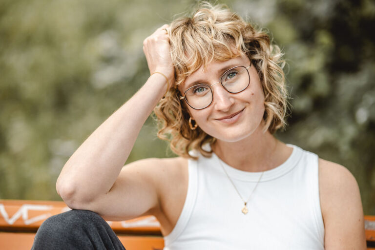 Portrait von Marie Rohde – persönliche Vorstellung auf der „Über Marie“-Seite von Vispharana Yoga in Potsdam.
