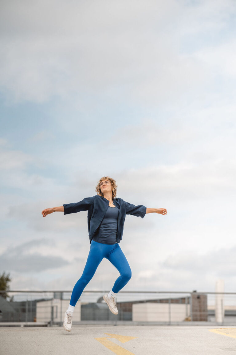Yogalehrerin Marie Rohde aus Potsdam bei dynamischer Yoga-Fotografie auf dem Dach – vispharana yoga
