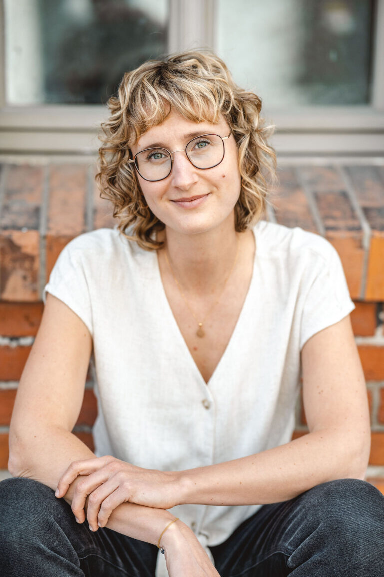 Marie Rohde von vispharana yoga in Potsdam – persönliche Begrüßung mit offenem Blick und ruhiger Ausstrahlung